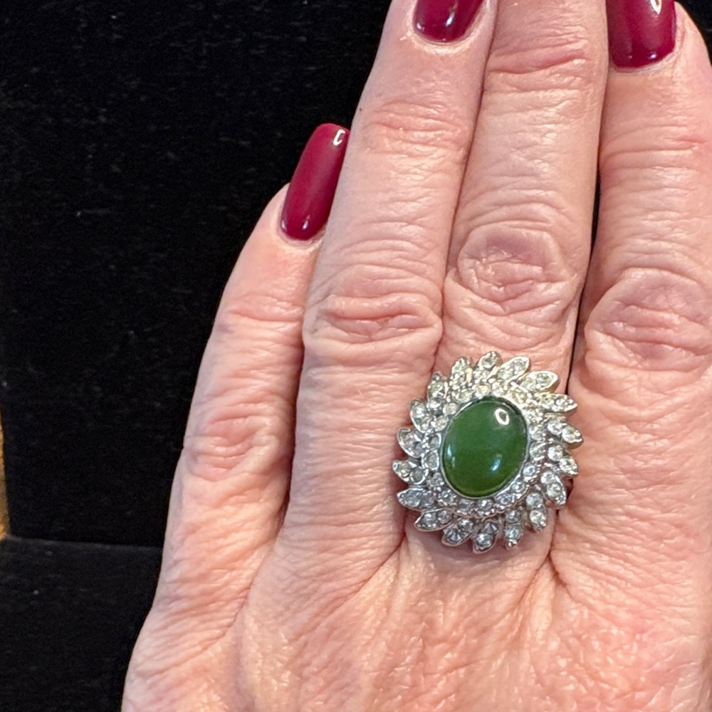 Exquisite Silver and Green Women's Ring
